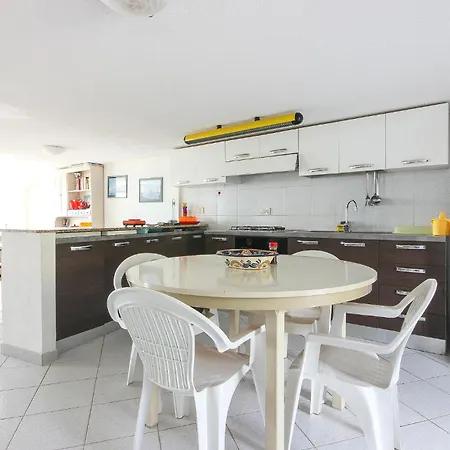 4 Bedroom Cozy In Cetraro