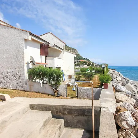 Hébergement de vacances 4 Bedroom Cozy In